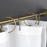 tringle pour rideaux dans la salle de bain