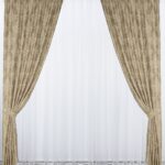 gordijnen in de woonkamer beige met een patroon