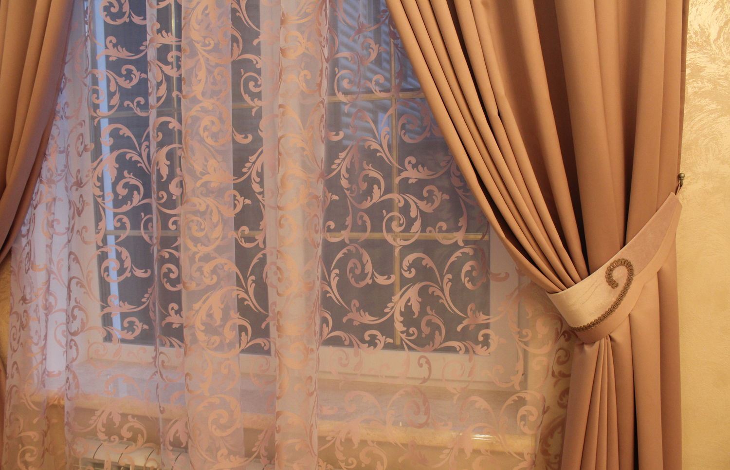 tulle avec monogrammes