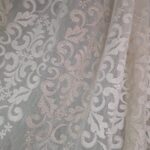 tulle brodé avec monogrammes