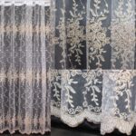 tulle avec des feuilles de broderie