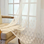 tulle avec broderie sur le fauteuil