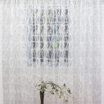 tulle brodé avec vase