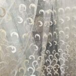 tulle brodé avec des boucles