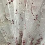 tulle brodé rouge