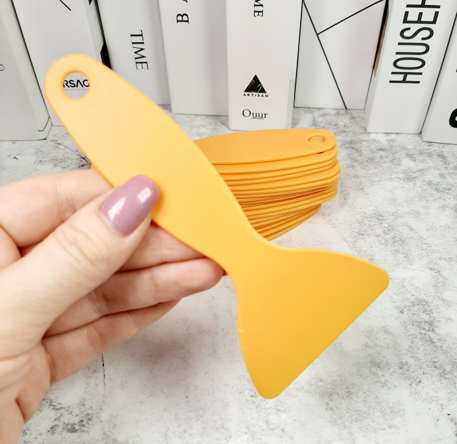 comment frotter du ruban adhésif avec une spatule