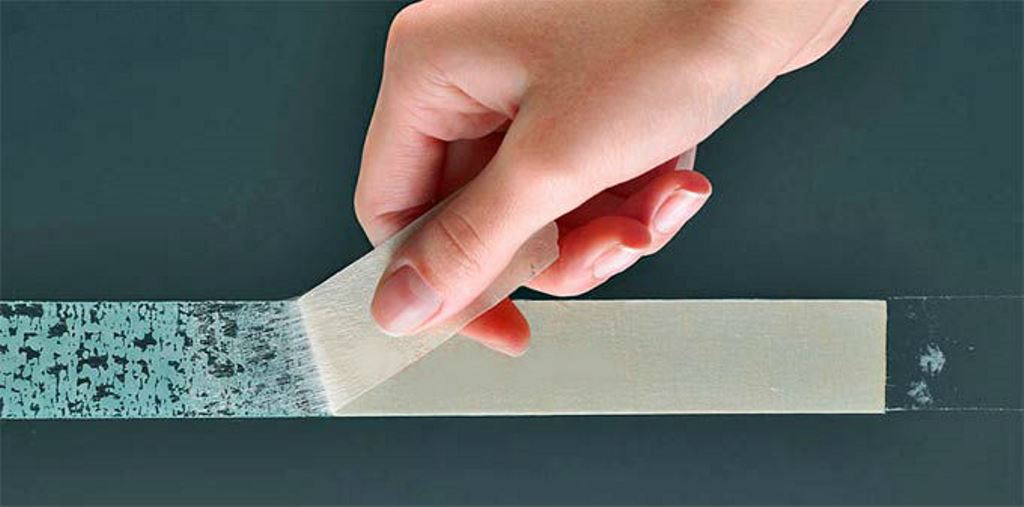 taches de ruban adhésif sur les surfaces