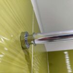 fixer la corniche dans la salle de bain