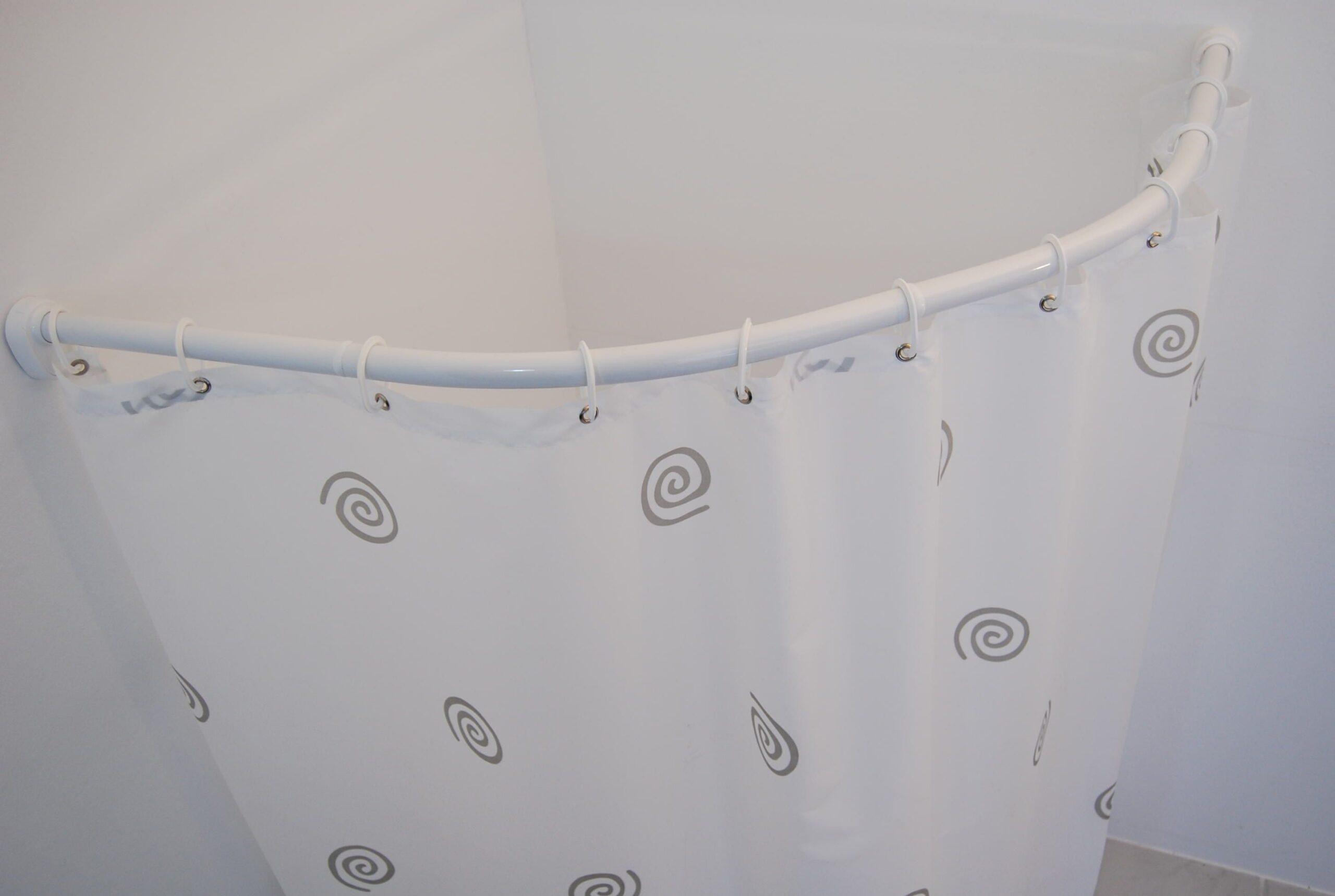 la tâche de la corniche d'angle dans la salle de bain
