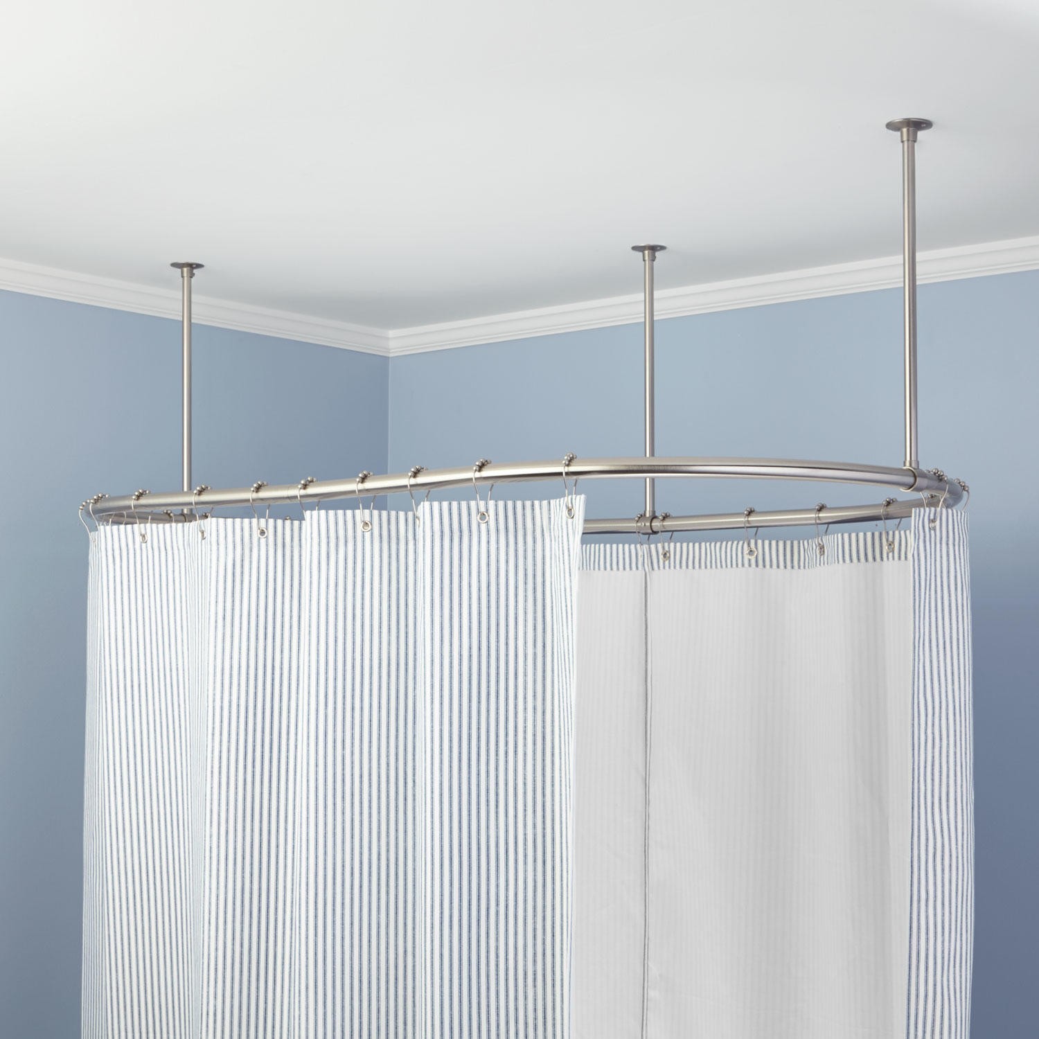 fixer une tringle à rideau sur mesure dans la salle de bain