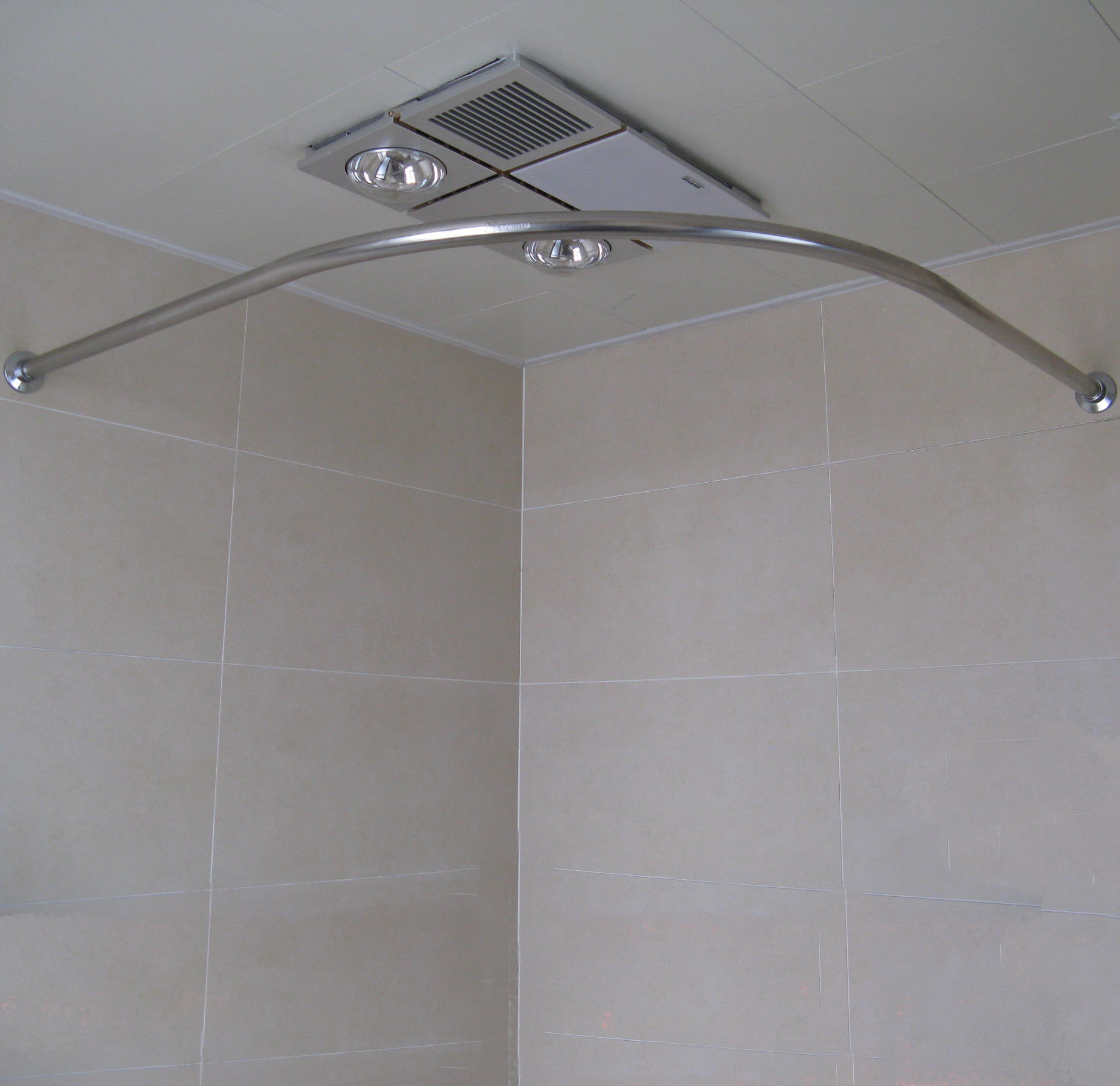 décoration de salle de bain avec corniche