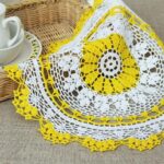 tovagliolo con bordo giallo