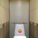 stores au-dessus des toilettes