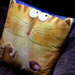 almohada gato gracioso