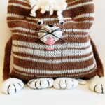 gato marrón tejido
