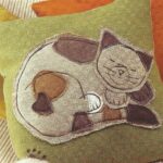 almohada durmiendo gato