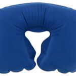 bantal biru di bawah leher
