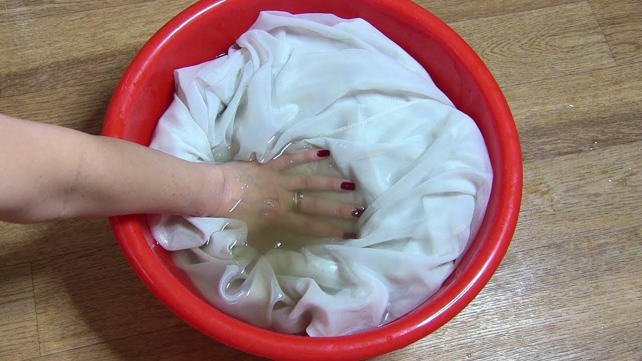 mergulhando tule na água