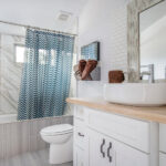 comment accrocher un rideau dans la salle de bain