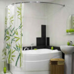 rideaux à motifs floraux dans la salle de bain