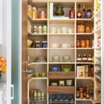 étagères dans le garde-manger